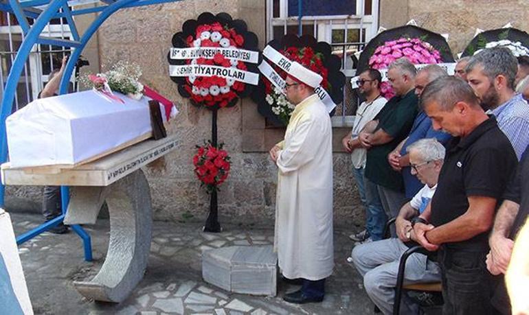 Parkta ölü bulunmuştu! Oyuncu Seda Fettahoğlu son yolculuğuna uğurlandı