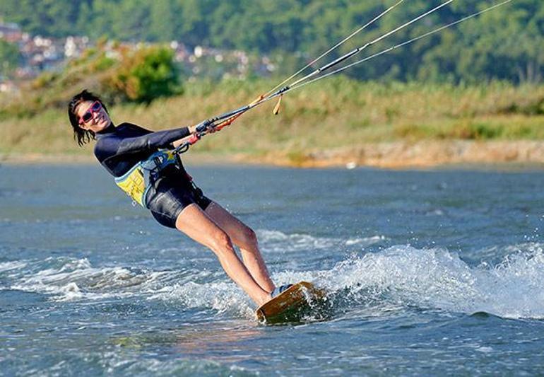 Ayça Varlıer'in kitesurf keyfi