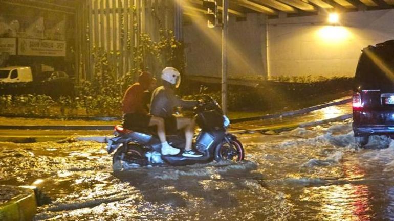 10 dakika süren sağanak yağış yetti! Sürücüler zor anlar yaşadı