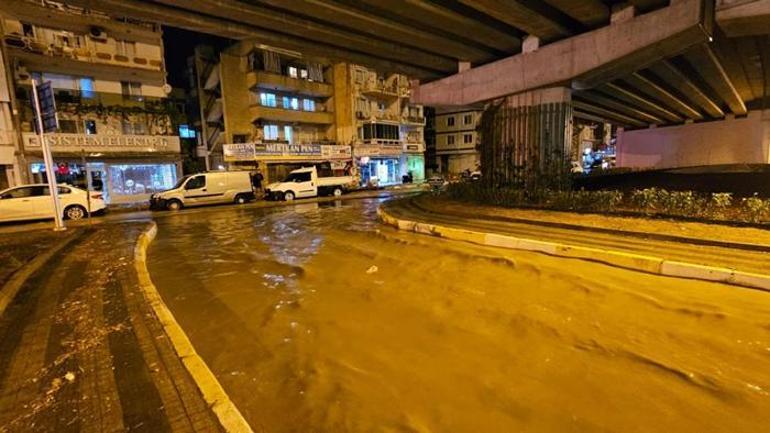 10 dakika süren sağanak yağış yetti! Sürücüler zor anlar yaşadı