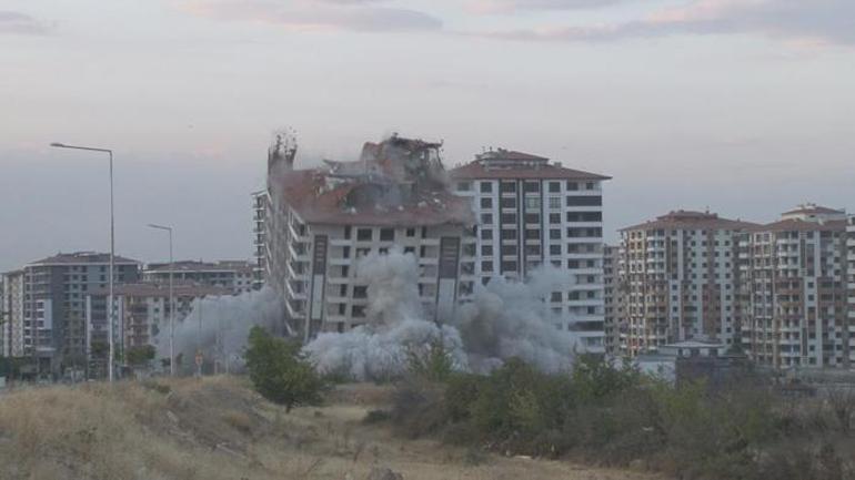 Evlerinin yıkımını gözyaşları içinde izlediler! 'Burası güvenilir diye aldık'