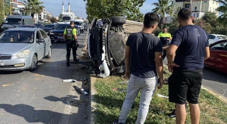 Feci kazada ölümden döndü! Polis yan yatan aracın doğrultulmasına yardım etti