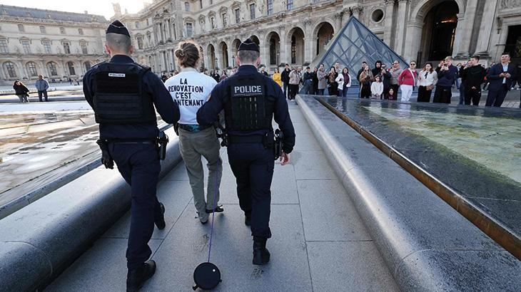 İklim aktivistleri yine sahnede! Louvre piramidine boyalı saldırı