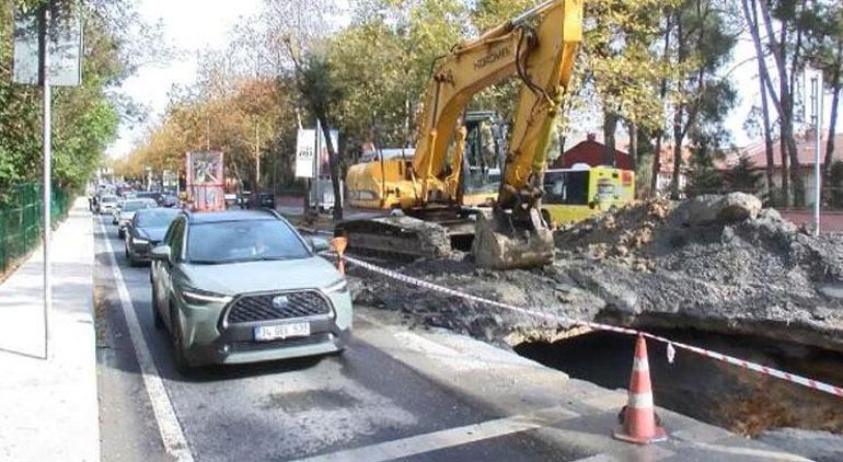 İstanbul'da su borusu patladı, trafik kilitlendi