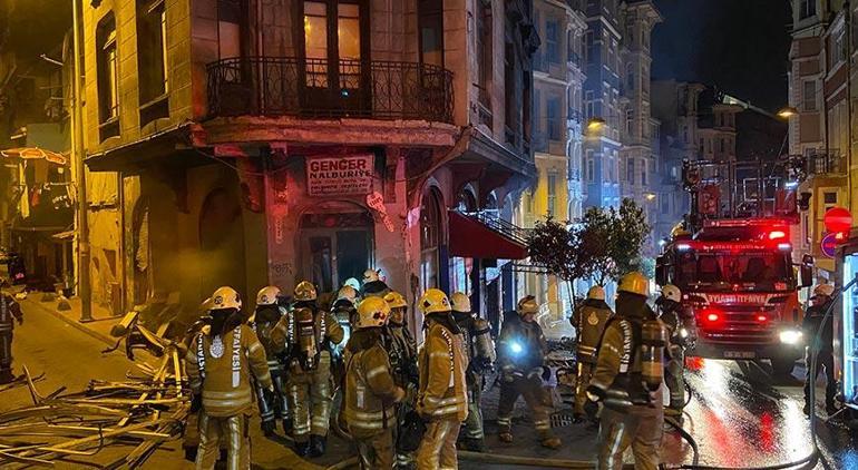 Beyoğlu’nda Tarihi Gueive Han’da yangın! Giriş kat küle döndü