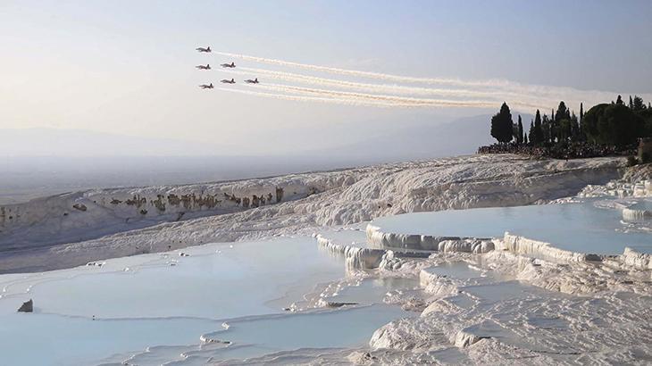 Pamukkale'de Türk Yıldızları'ndan nefes kesen gösterisi