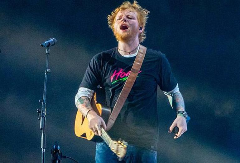 Ed Sheeran evinin bahçesine kendi mezarını kazmışı!