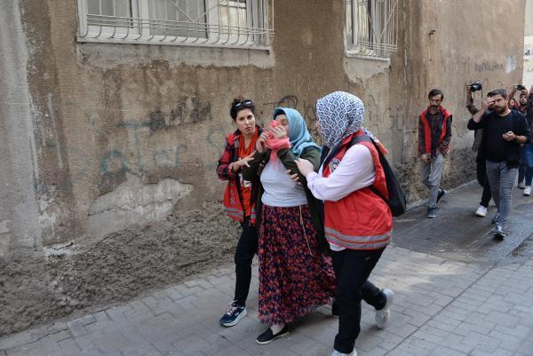 Diyarbakır'da gerginlik! Emniyet amirinden Yeşil Sol Parti milletvekiline: Saldırının sorumlusu kim?