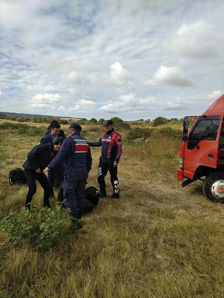 Saman balyalarının arasında gizlenmiş 27 kaçak göçmen yakalandı