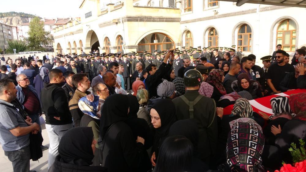 Şehide acı veda! Tabutuna sarılarak gözyaşı döktü