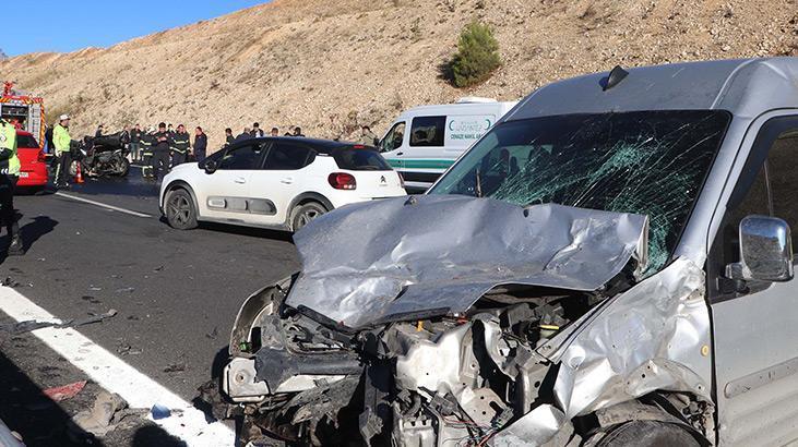 Yol kenarındaki otombile iki araç çarptı: 1 ölü, 6 yaralı