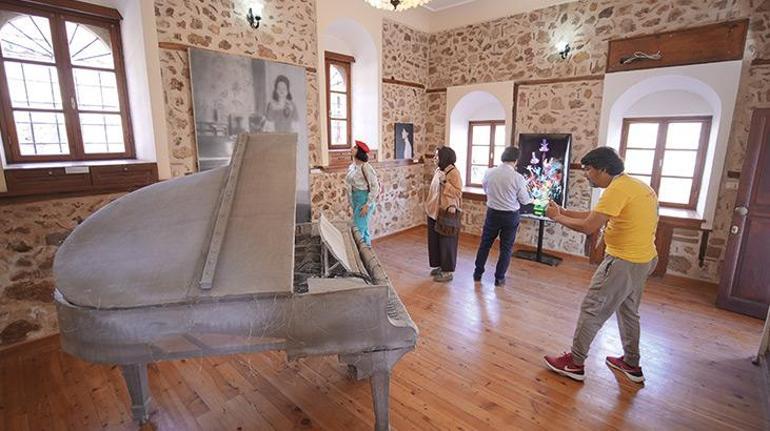 Antalya'da Ata'ya saygı uçuşu! Türk Yıldızları nefes kesti