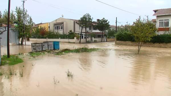 İstanbul'da sağanak! Silivri’de dere taştı, evleri su bastı