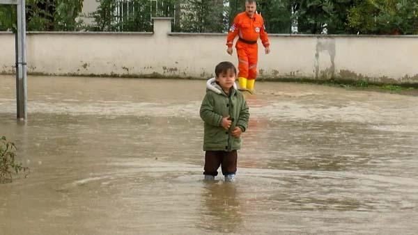 İstanbul'da sağanak! Silivri’de dere taştı, evleri su bastı