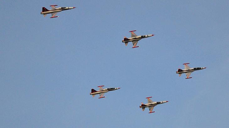 Türk Yıldızları'ndan Manisa'da nefes kesen gösteri