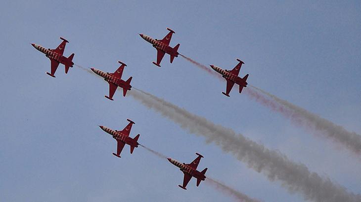 Türk Yıldızları'ndan Manisa'da nefes kesen gösteri