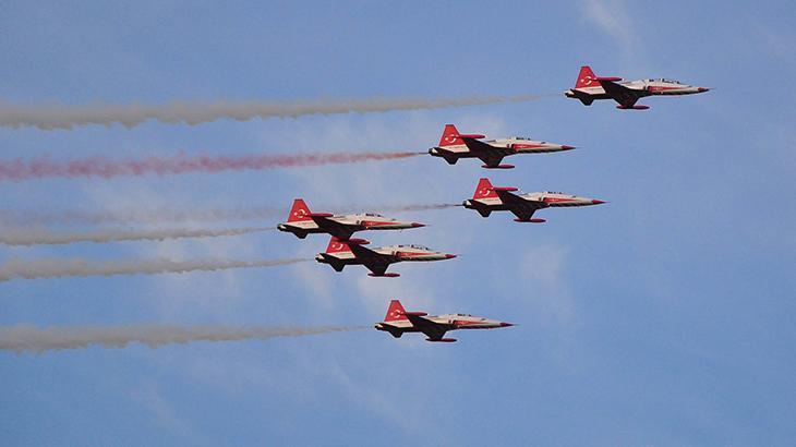 Türk Yıldızları'ndan Manisa'da nefes kesen gösteri