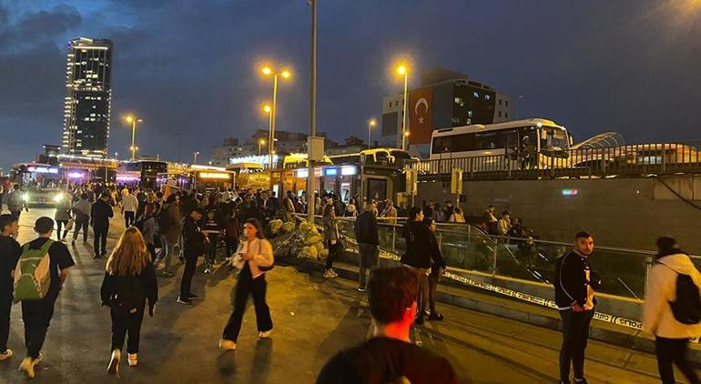 Mecidiyeköy metrobüs durağında şüpheli paket alarmı! Ekipler bekleniyor