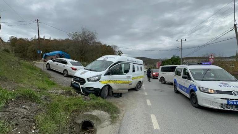 İstanbul'da gizemli araç! Kurşun izleri, cadılar bayramı maskesi...