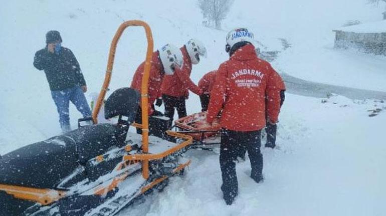 Yolu kapanan mezradaki hasta çocuğu JAK timi hastaneye ulaştırdı