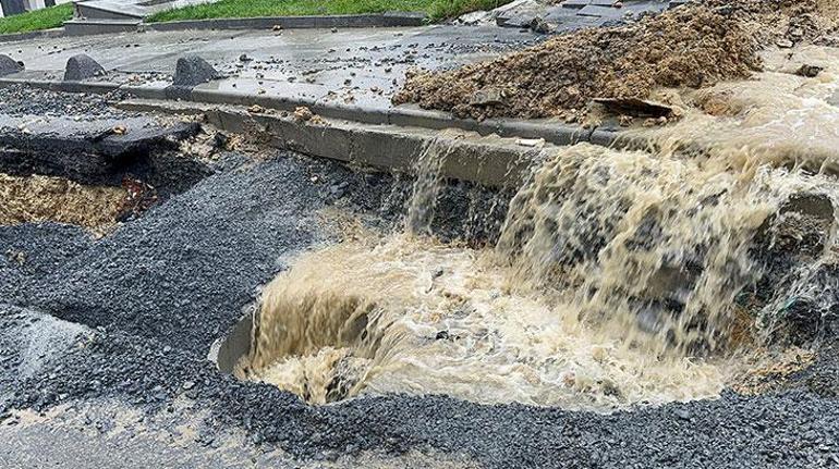 İstanbul'u sağanak vurdu: Cadde ve sokaklar göle döndü