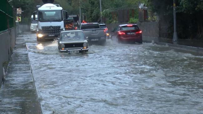 İstanbul'u sağanak vurdu: Cadde ve sokaklar göle döndü