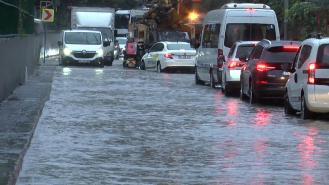 İstanbul'u sağanak vurdu: Cadde ve sokaklar göle döndü