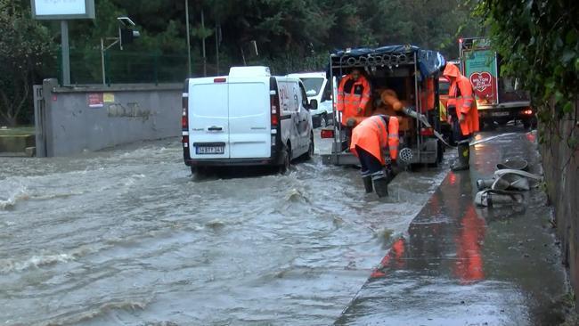 İstanbul'u sağanak vurdu: Cadde ve sokaklar göle döndü