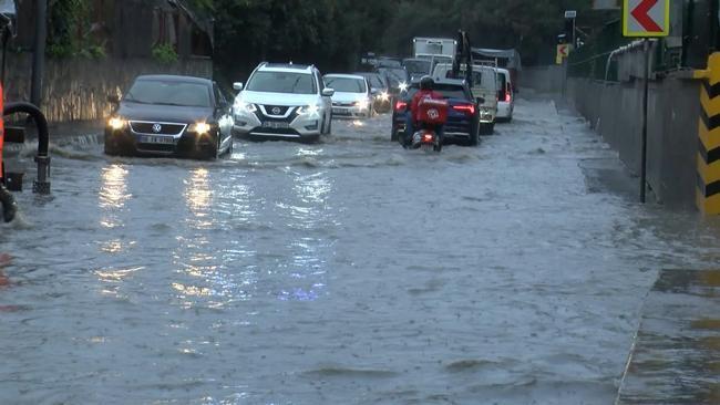 İstanbul'u sağanak vurdu: Cadde ve sokaklar göle döndü