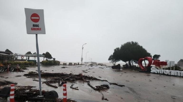 Bu görüntüler Şile'den! Yollar göle döndü