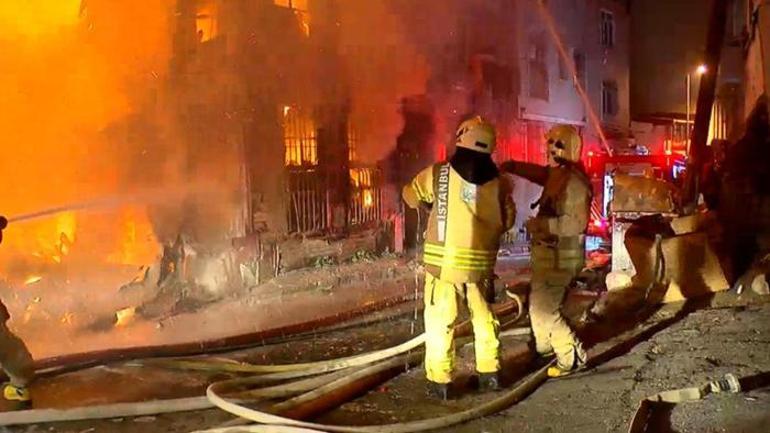 Beyoğlu'nda 2 katlı ahşap binada yangın! Müdahale sürüyor