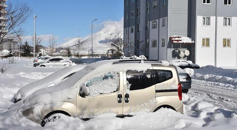 Birçok kent kara teslim oldu! Binlerce yol ulaşıma kapandı