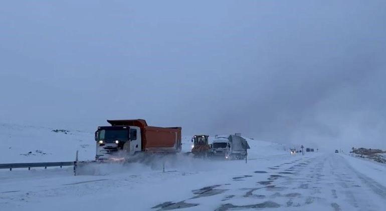 Birçok kent kara teslim oldu! Binlerce yol ulaşıma kapandı