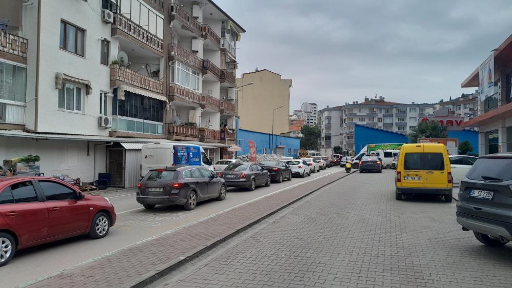 Depremin merkezi! İnsanlar sokaklara döküldü, binalarda çatlaklar var