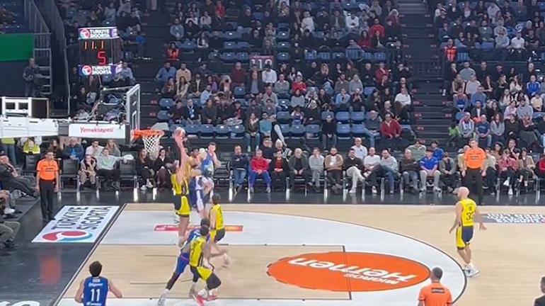 Anadolu Efes-Fenerbahçe Beko maçında gerilim! Erdem Can çılgına döndü