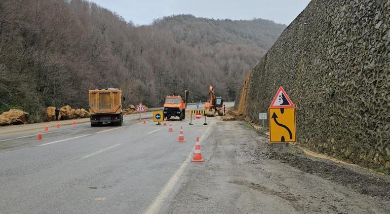 Zonguldak-Ankara yoluna düşen kayalar kaldırılıyor