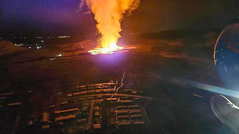 İzlanda'da yine yanardağ patladı, kasaba gece yarısı boşaltıldı