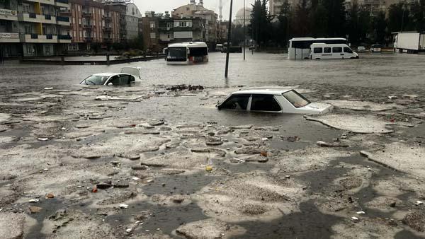 Son dakika! Antalya'daki sel felaketinden acı haber! Bir kişinin cansız bedeni otomobilde bulundu