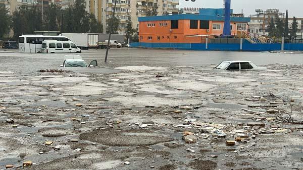 Son dakika! Antalya'daki sel felaketinden acı haber! Bir kişinin cansız bedeni otomobilde bulundu