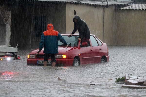 Son dakika! Antalya'daki sel felaketinden acı haber! Bir kişinin cansız bedeni otomobilde bulundu