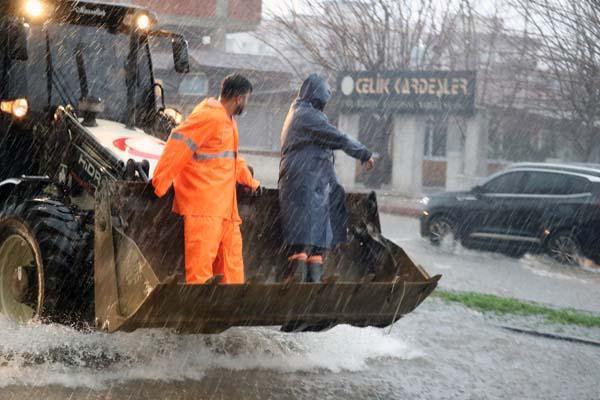 Son dakika! Antalya'daki sel felaketinden acı haber! Bir kişinin cansız bedeni otomobilde bulundu