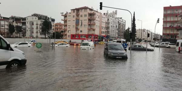 Son dakika! Antalya'daki sel felaketinden acı haber! Bir kişinin cansız bedeni otomobilde bulundu