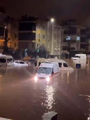 Son dakika! Antalya'daki sel felaketinden acı haber! Bir kişinin cansız bedeni otomobilde bulundu