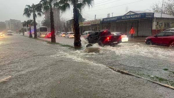 Son dakika! Antalya'daki sel felaketinden acı haber! Bir kişinin cansız bedeni otomobilde bulundu