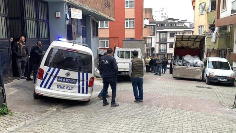 Kayan aracını durdurmak istedi, otomobille kamyonet arasına sıkıştı