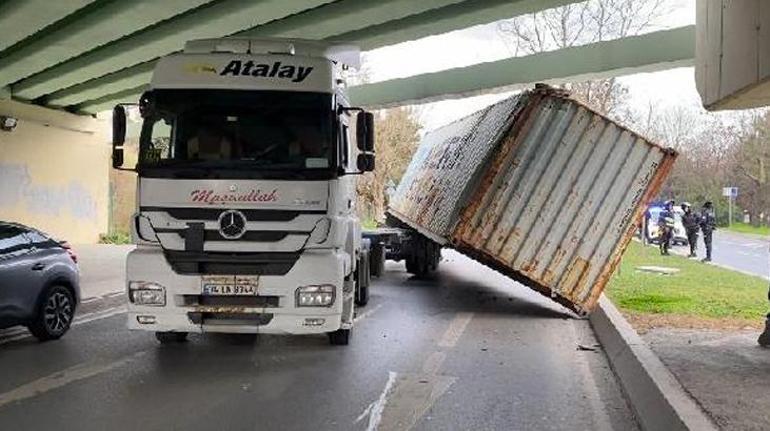 TIR üst geçide böyle çarptı! Konteyner yola devrildi trafik aksadı