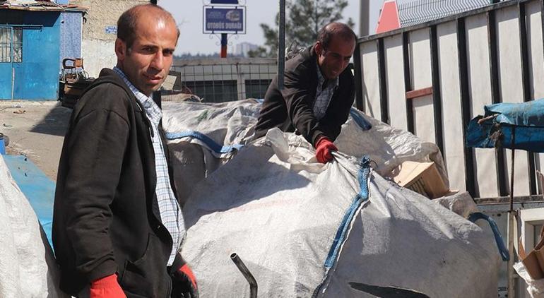 Çöpten kağıt topladığı kente Büyükşehir Belediye başkan adayı oldu! El arabası ile seçim çalışması yapıyor