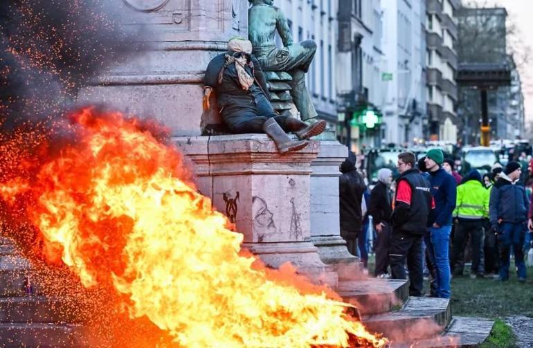 Avrupa'da çiftçiler isyan etti! Traktörleriyle sokağa indiler, işte nedenleri