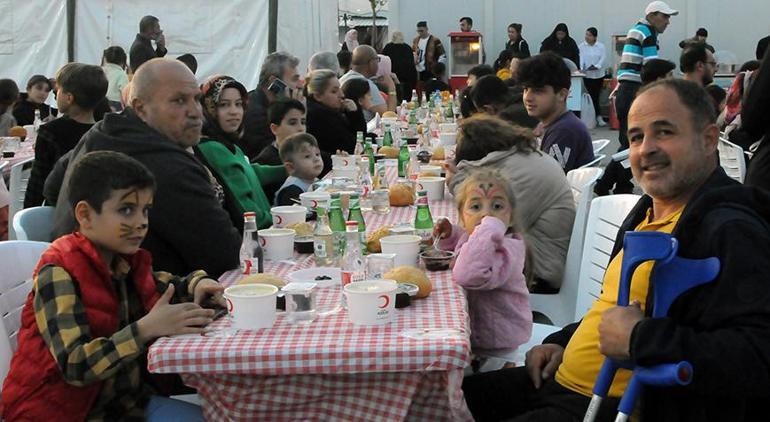 Türk Kızılay Genel Başkanı Fatma Meriç Yılmaz depremzede vatandaşlarla iftar yaptı