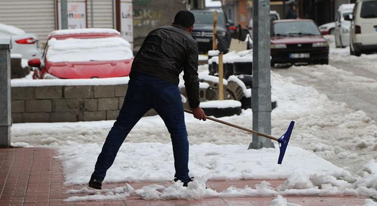 Van beyaza büüründü! 446 yerleşim yerinin yolu kapandı